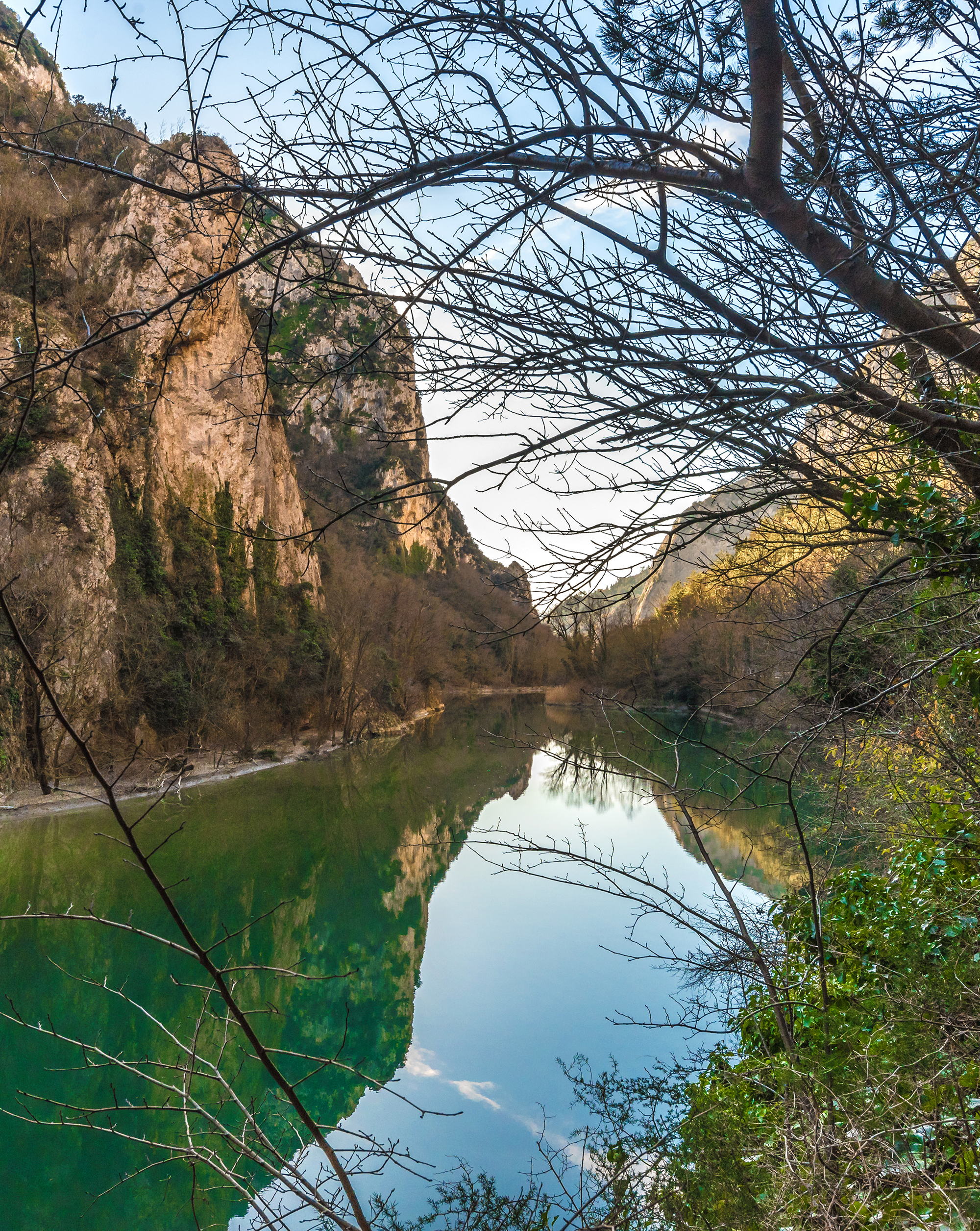 gola del furlo e fiume verticale